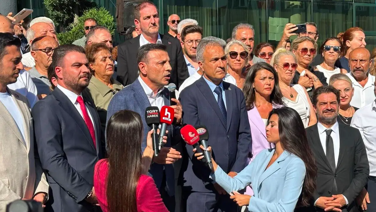 Sinem Dedetaş’ın gözaltına alınmasına Özgür Çelik’ten tepki: ‘İki yıldır belediye başkanlarına psikolojik işkence uygulanıyor’